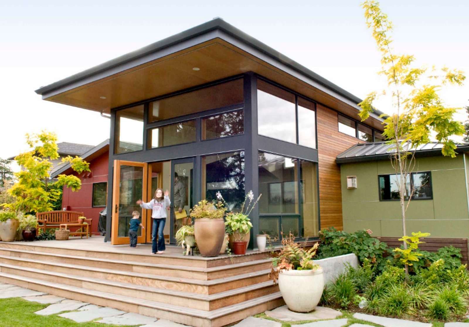 The Pros and Cons of Hiring a Relocation Company The Pros and Cons of Hiring a Relocation Company