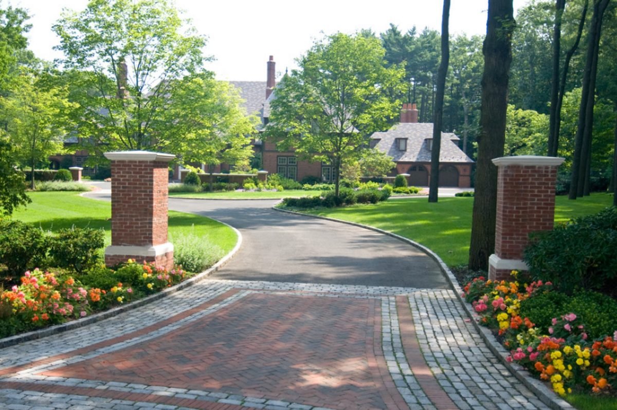 The Best Ways to Remove Calcium Deposits From a Red Brick Driveway