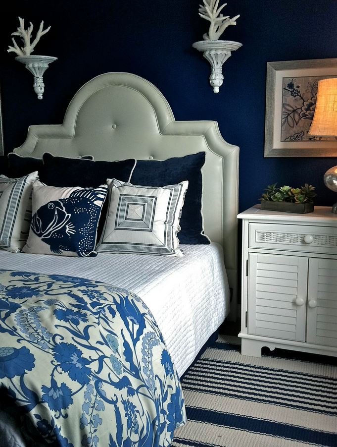 NAVY BLUE WALLS – A DEPTH OF COLOR IN STYLISH ARRANGEMENTS