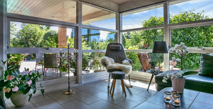 <strong>Summery outdoor living room vs Conservatory</strong>